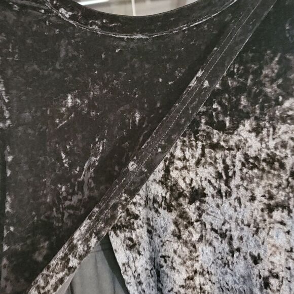NWOT Boutique Black Velvet slit Back shirt - Picture 10 of 11